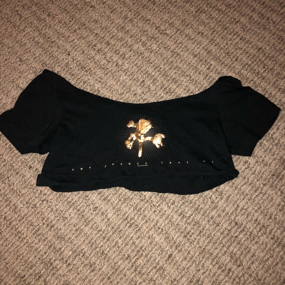 Cropped Black Scoop Neck Shirt